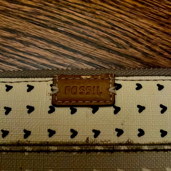 Fossil Heart Patterned Wallet - Picture 4 of 5
